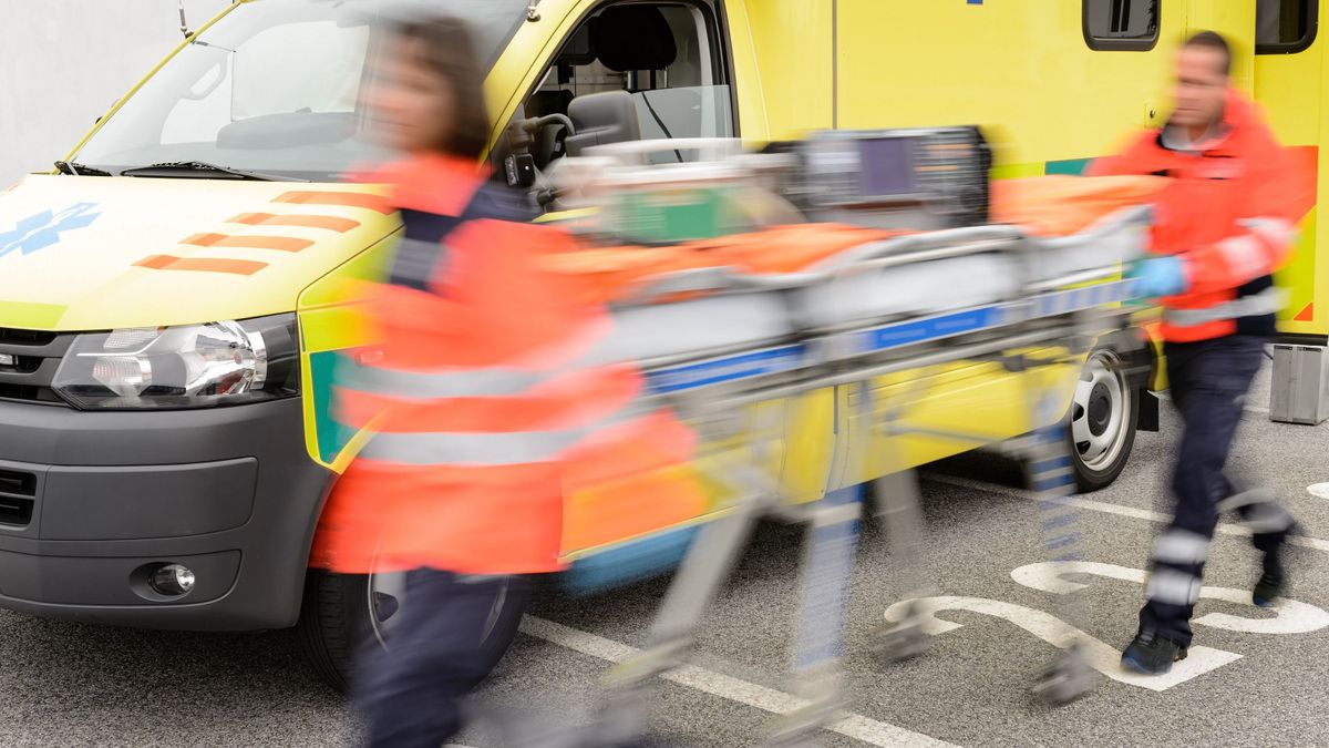 Mentővel vittek el egy magyar focistát a pályáról