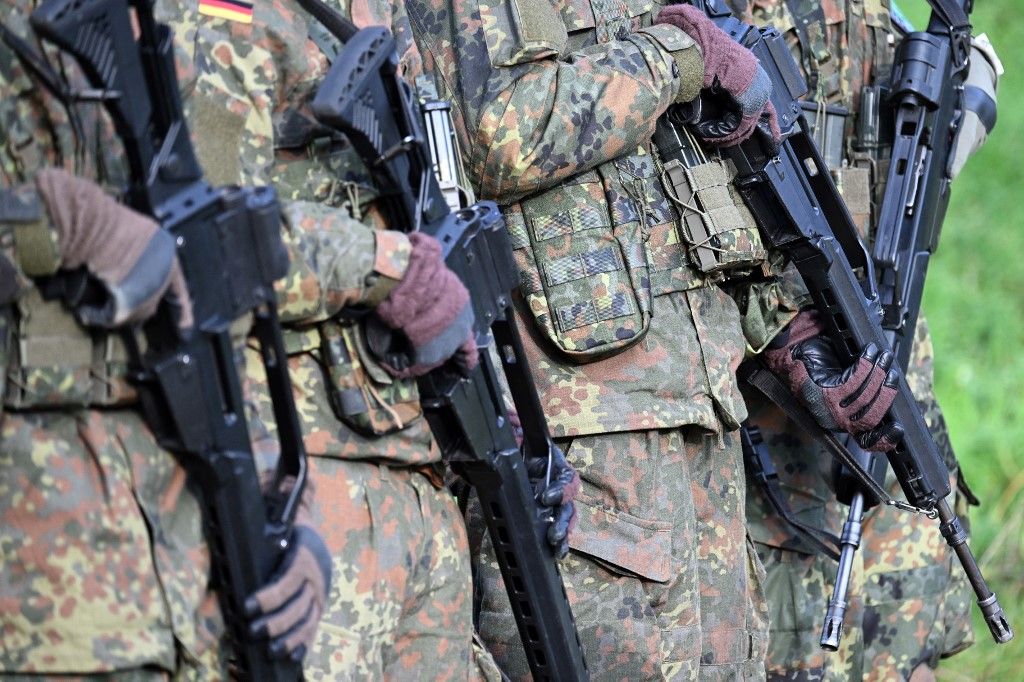 PRODUCTION - 13 November 2025, North Rhine-Westphalia, Ahlen: Recruits during combat training as part of a media day for basic training in the Bundeswehr's Reconnaissance Battalion 7. Politicians from the CDU/CSU and SPD have agreed on a nationwide draft for the new military service. Photo: Federico Gambarini/dpa (Photo by FEDERICO GAMBARINI / dpa Picture-Alliance via AFP)