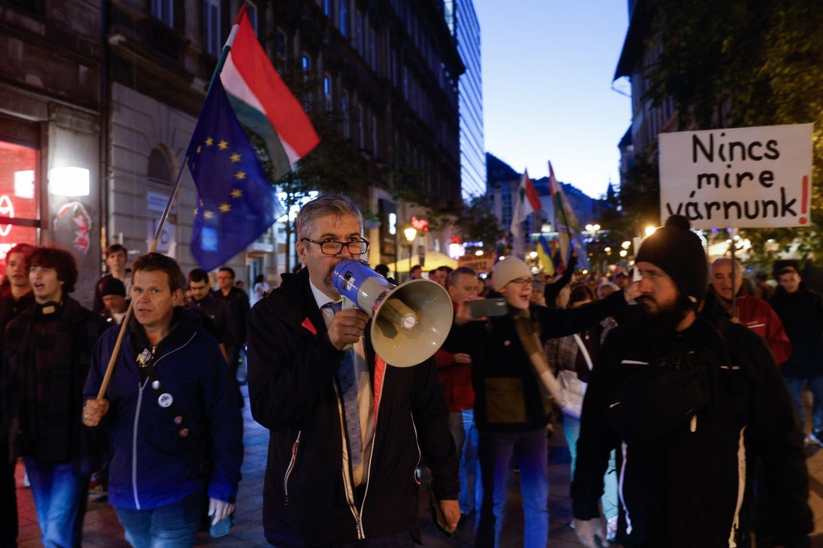 Budapest, 2025. október 7.
Hadházy Ákos független országgyűlési képviselő (középen) a gyülekezési törvény módosításának visszavonásáért és a közélet átláthatóságáról szóló törvényjavaslat elfogadása ellen tartott, általa meghirdetett újabb budapesti tüntetésen a Ferenciek terén 2025. október 7-én.
MTI/Kocsis Zoltán