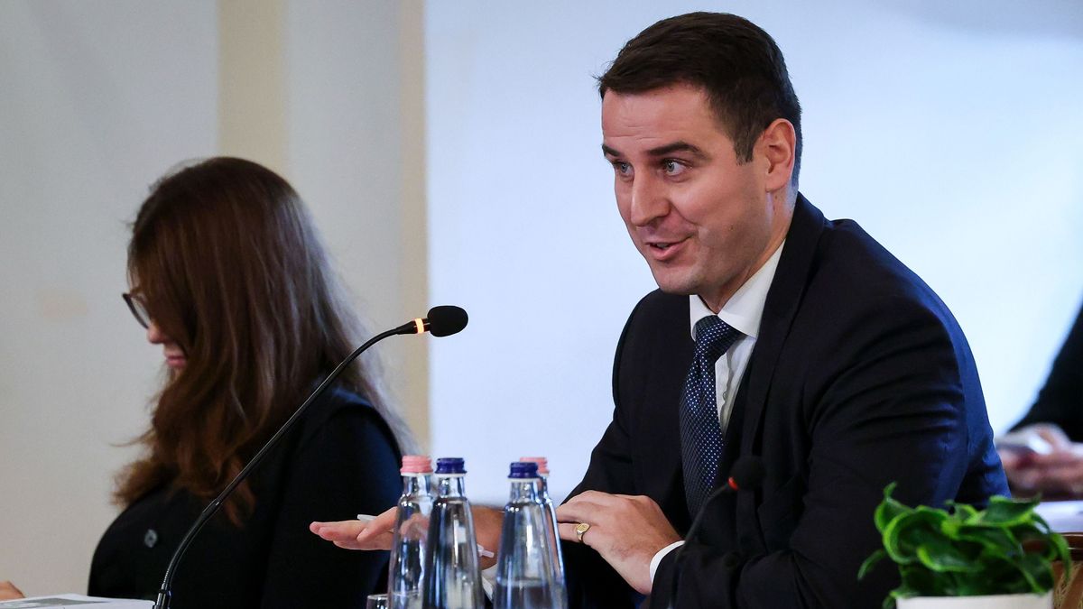 Magyar Péter újabb emberéről derült ki, hogy az Erste Bankhoz köthető