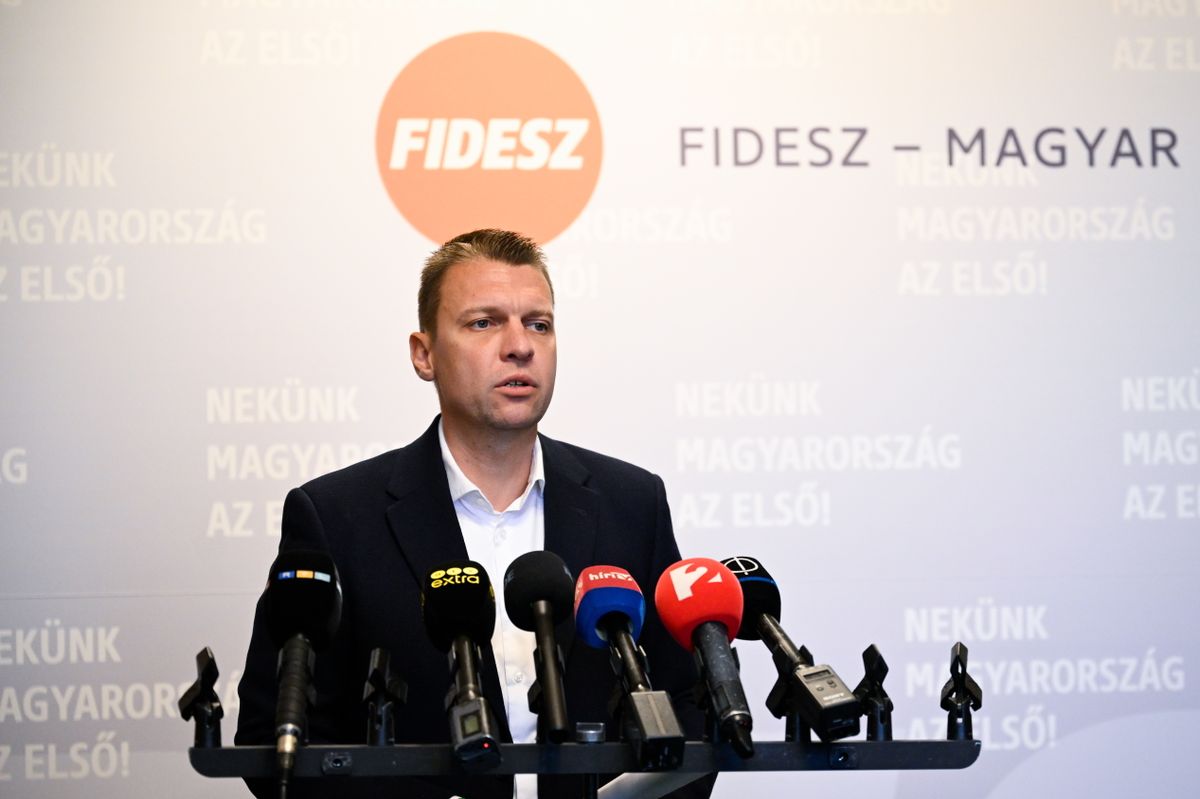 Budapest, 2025. szeptember 16.
Menczer Tamás, a Fidesz-KDNP kommunikációs igazgatója sajtótájékoztatót tart az Országházban 2025. szeptember 16-án. Október elejéig tartó szórólapkampányt indít a Fidesz annak érdekében, hogy minél többen értesüljenek a "Tisza-adóról" és a lehetséges hatásáról - jelentette be a a kormánypártok kommunikációs igazgatója.
MTI/Hegedüs Róbert