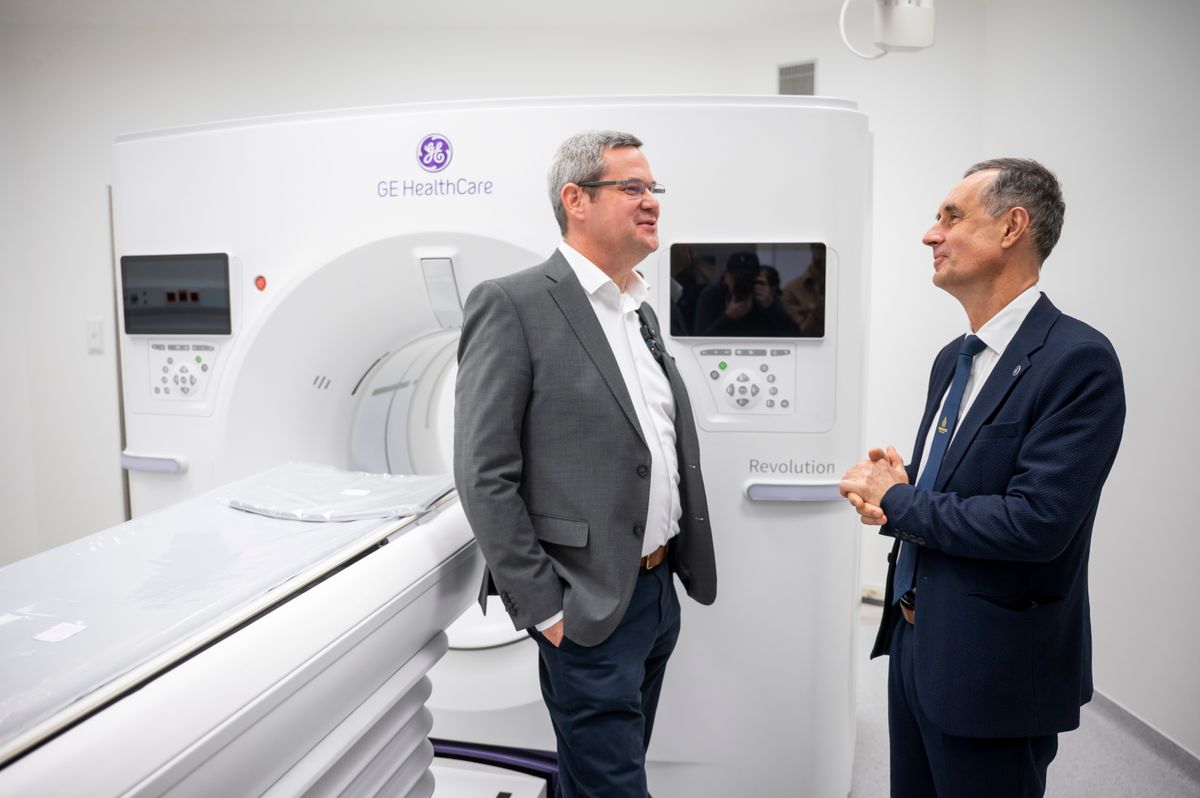 Takács Péter, a Belügyminisztérium egészségügyi államtitkára (b) és Szabó Attila, az egyetem klinikai rektorhelyettese az új CT berendezés átadásán (Fotó: MTI/Balogh Zoltán)