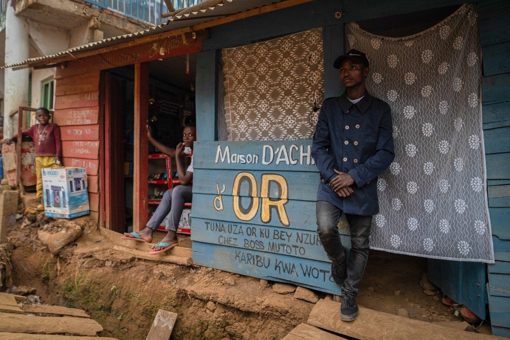 Siri Munga Walubinja aranykereskedő a vásárlóházánál áll Kamitugában, Dél-Kivuban, ahol teljes erővel folyik az aranybányászat