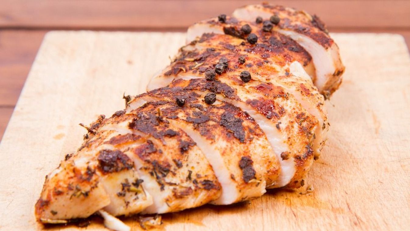 A konyhában bőven akad olyan eljárás, amellyel a sovány hús, például a csirkemell is omlós, ízes maradhat