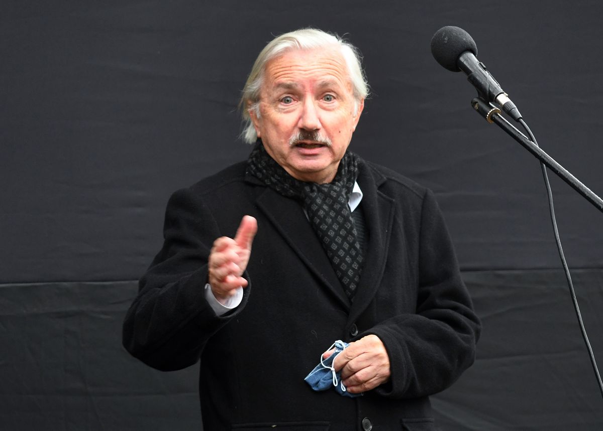 20201119 Miskolc
fotó: Bujdos Tibor BT Észak-Magyarország
Végső nyugalomra helyezték Kopátsy Sándort, a 98 éves korában elhunyt iskolateremtő közgazdászt.
képen: Lengyel László a Pénzügykutató Zrt. elnök-vezérigazgatója