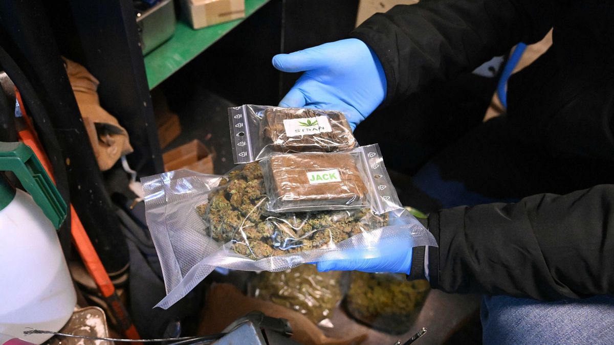 A díler csuklóján azonnal kattant a bilincs