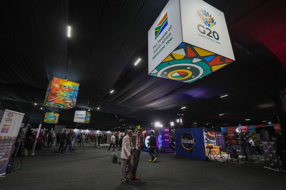 A G20-vezetők csúcstalálkozója hivatalos üdvözlő ceremóniával veszi kezdetét a „Szolidaritás, egyenlőség, fenntarthatóság” mottó jegyében Johannesburgban, Dél-Afrikában, 2025. november 22-én
