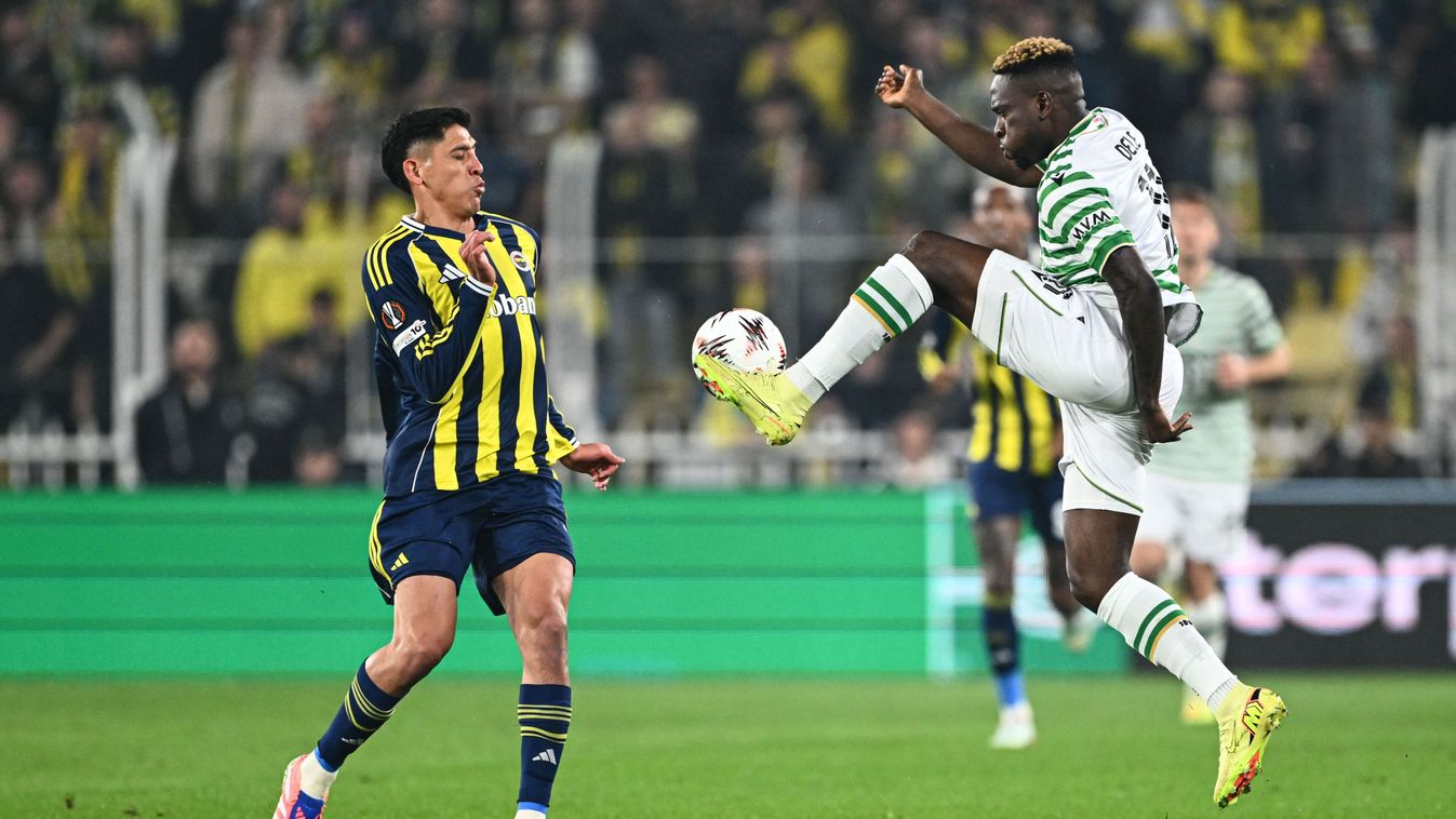 Yusuf Bamidele (jobbra) kétszer is eltalálta  a kapufát a Fenerbahce–FTC Európa-liga-meccs első félidejében