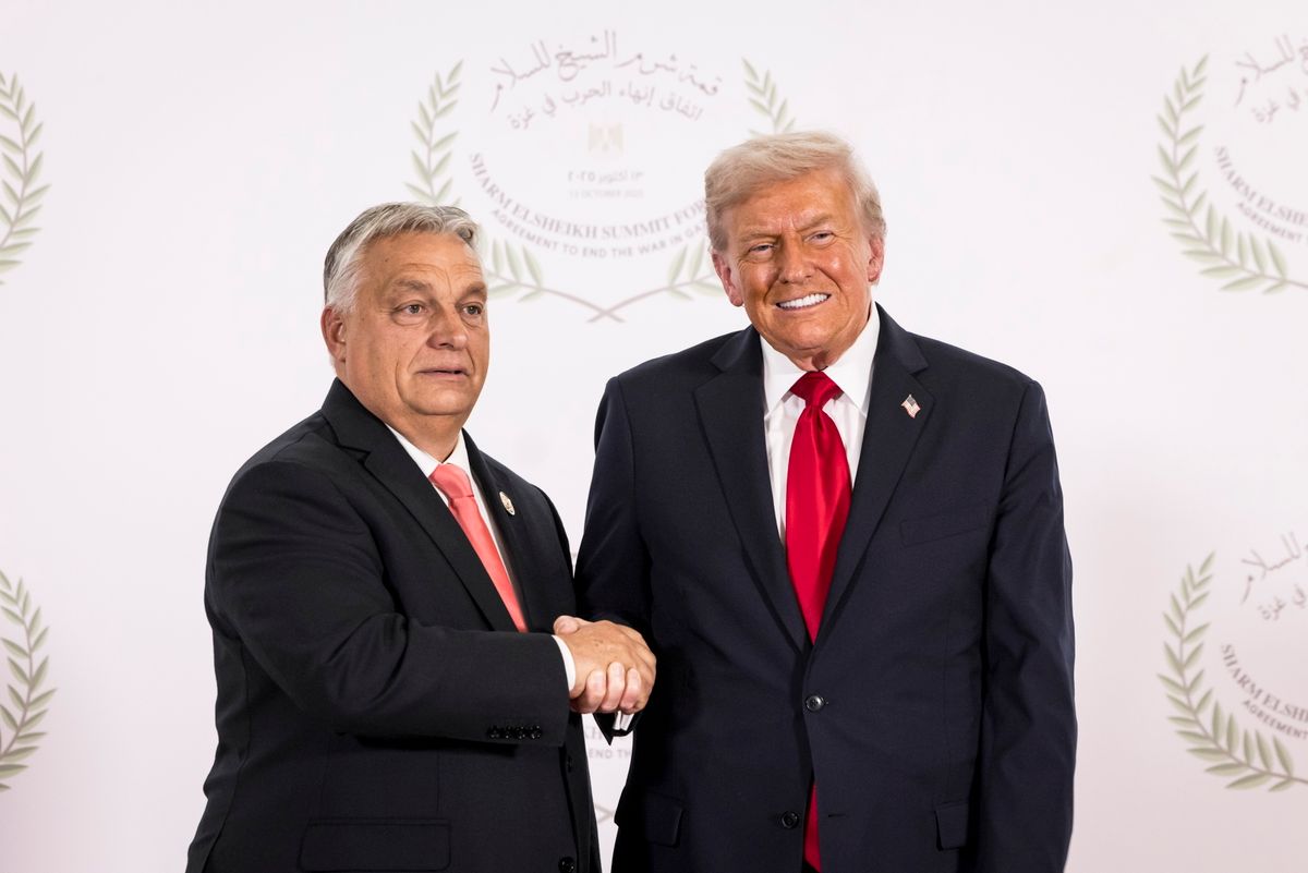 Sarm es-Sejk, 2025. október 13.
A Miniszterelnöki Kommunikációs Főosztály által közreadott képen Orbán Viktor miniszterelnök (b) és Donald Trump amerikai elnök (j) kezet fog a gázai tűzszüneti megállapodás helyszínén, az egyiptomi Sarm es-Sejk nemzetközi konferencia-központjában 2025. október 13-án.
MTI/Miniszterelnöki Kommunikációs Főosztály/Kaiser Ákos