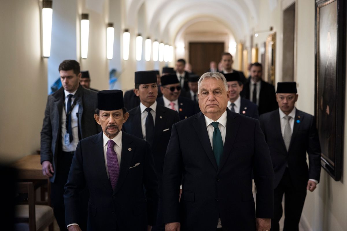 Budapest, 2025. november 18.
A Miniszterelnöki Kommunikációs Főosztály által közreadott képen Orbán Viktor miniszterelnök (j) fogadja Hassanal Bolkiah brunei szultánt (b) a Karmelita kolostorban 2025. november 18-án.
MTI/Miniszterelnöki Kommunikációs Főosztály/Kaiser Ákos