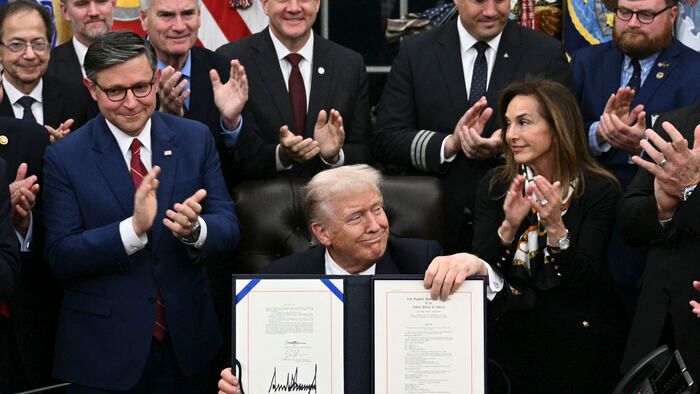 Egyesült Államok - Donald Trump amerikai elnök bemutatja az aláírt törvényjavaslat-csomagot a szövetségi kormányzat újranyitásáról