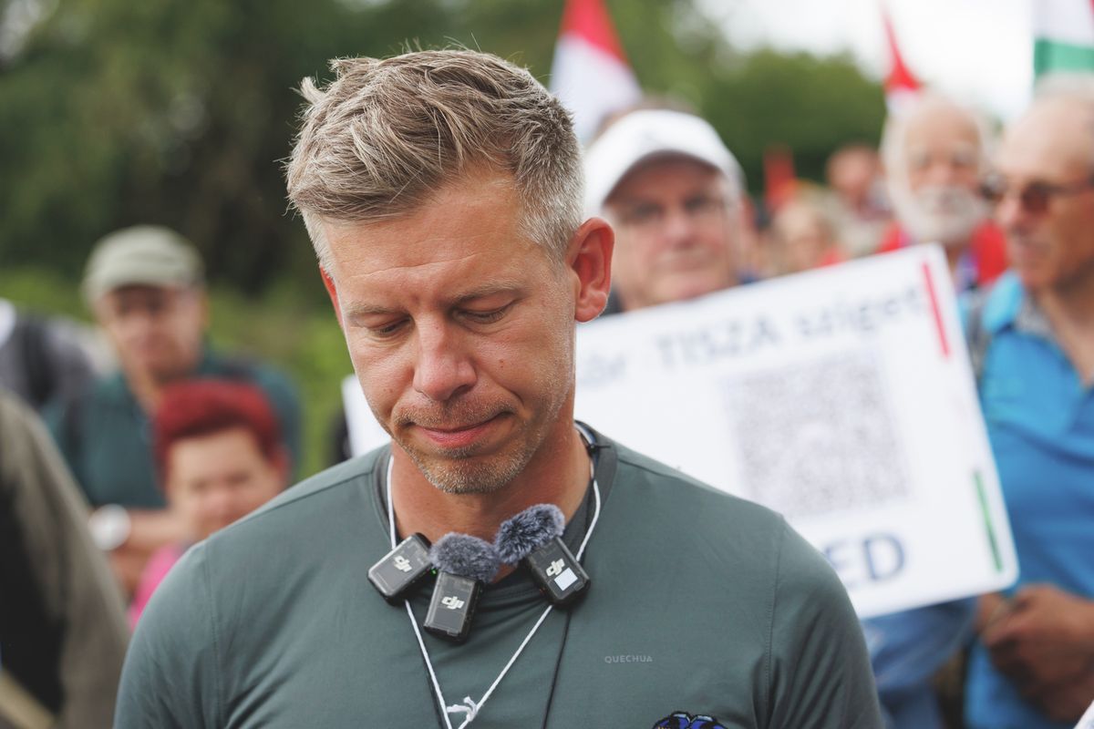 20250520 Ecsegfalva
Magyar Péter, a Tisza Párt elnöke az Egymillió lépés a békéért és a nemzeti összefogásért elnevezésű országjáráson. A menet során mintegy 300 kilométert tesznek meg Nagyváradig, ami az országjárás célállomása lesz.
Fotó: Hatlaczki Balázs HB
MW
A képen: Magyar Péter gyaloglása Ecsegfalva közelében