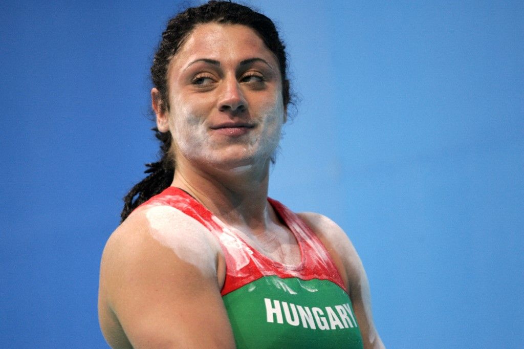 Hungarian silver medalist Eszter Krutzler poses after failing her last attempt during the women's 69kg category at the 2004 Olympic Games in Athens 19 August 2004.  Liu Chunhong of China sets a three world records to win the gold medal in the Olympic women's weightlifting 69kg competition. Liu set new world records in the snatch, clean and jerk and overall to claim gold ahead of silver medallist Eszter Krutzler of Hungary and Russia's Zarema Kasaeva with bronze.AFP PHOTO FAYEZ NURELDINE (Photo by FAYEZ NURELDINE / AFP)