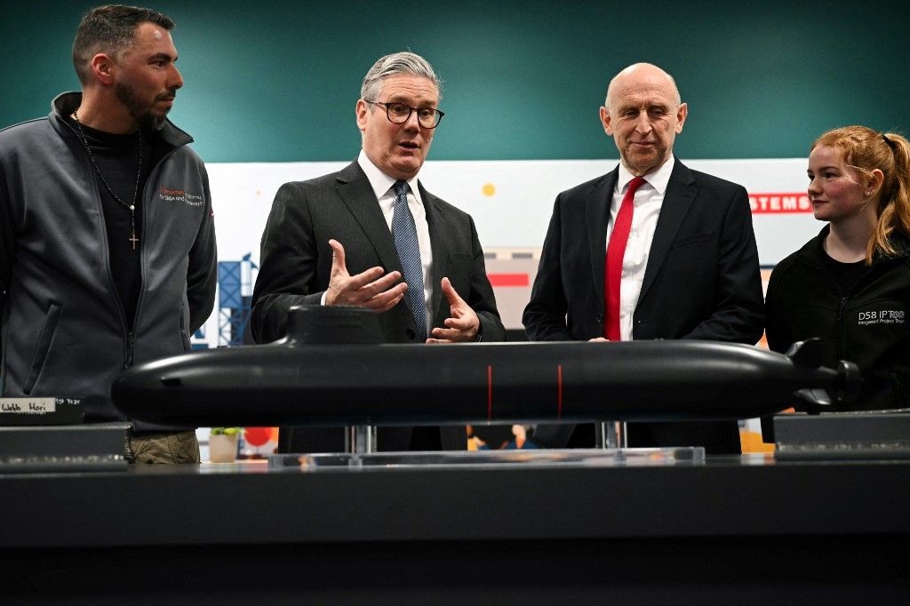 Keir Starmer aktívan lobbizik Lengyelországnál azért, hogy a több milliárd eurós „Orka” tengeralattjáró-beszerzési program szerződését a svéd Saab vállalat kapja meg. A beszerzés célja a lengyel haditengerészet modernizálása, valamint a NATO-kapcsolatok erősítése az orosz–lengyel feszültségek fokozódása közepette (Fotó: OLI SCARFF / POOL)