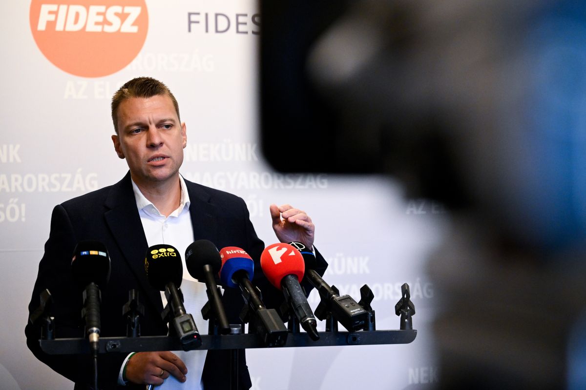 Budapest, 2025. szeptember 16.
Menczer Tamás sajtótájékoztatót tart "Mindenkinek tudnia kell a Tisza-adóról, a Fidesz 4 millió szórólapot visz el a postaládákba" címmel az Országházban 2025. szeptember 16-án.
MTI/Hegedüs Róbert