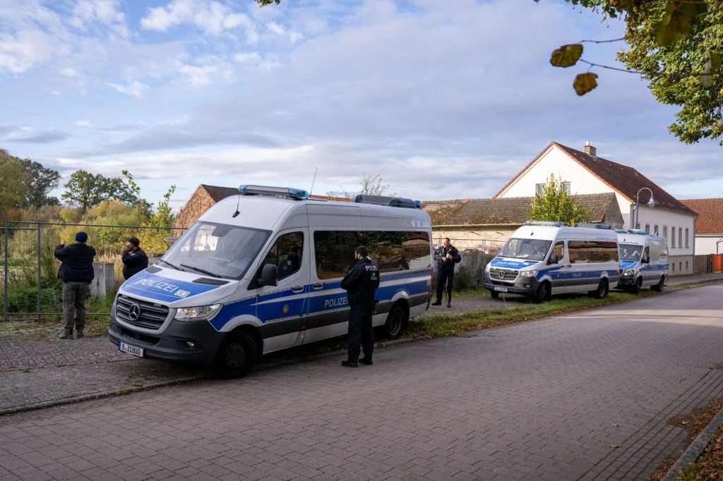 Képünk illusztráció – Rendőrök állnak egy tauchei (Oder–Spree járás) ingatlan előtt