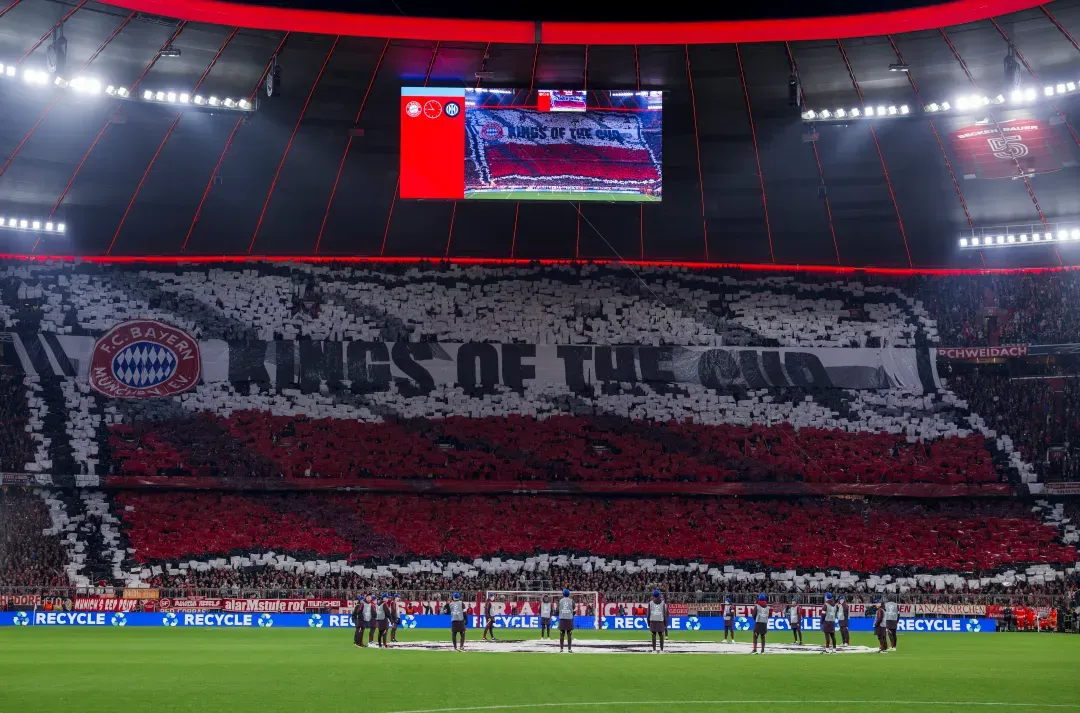 A Bayern München szurkolóinak látványos koreója tiltakozásul