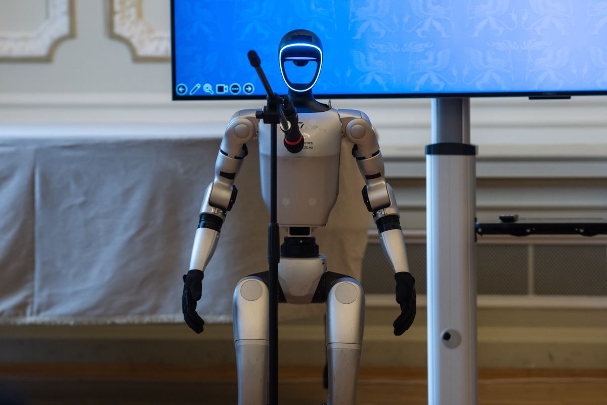 Szeged, 2025. november 17.
Az IFUZE Robotics humanoid robotja a Szegedi Tudományegyetem (SZTE) innovációs napján az egyetem rektori épületének dísztermében 2025. november 17-én.
MTI/Oláh Tamás