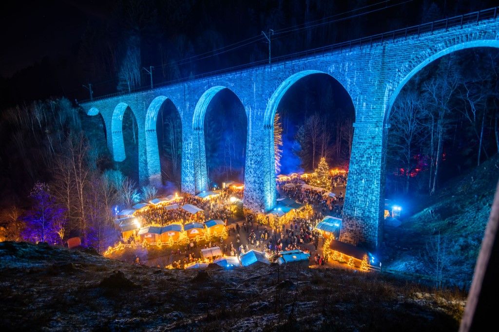 01 December 2024, Baden-Württemberg, Breitnau: The illuminated railroad viaduct of the Höllentalbahn runs above the Christmas market in the Ravenna Gorge. The Christmas market offers a fantastic photo opportunity. Many visitors come to the Black Forest especially for it. Photo: Philipp von Ditfurth/dpa (Photo by Philipp von Ditfurth / dpa Picture-Alliance via AFP)