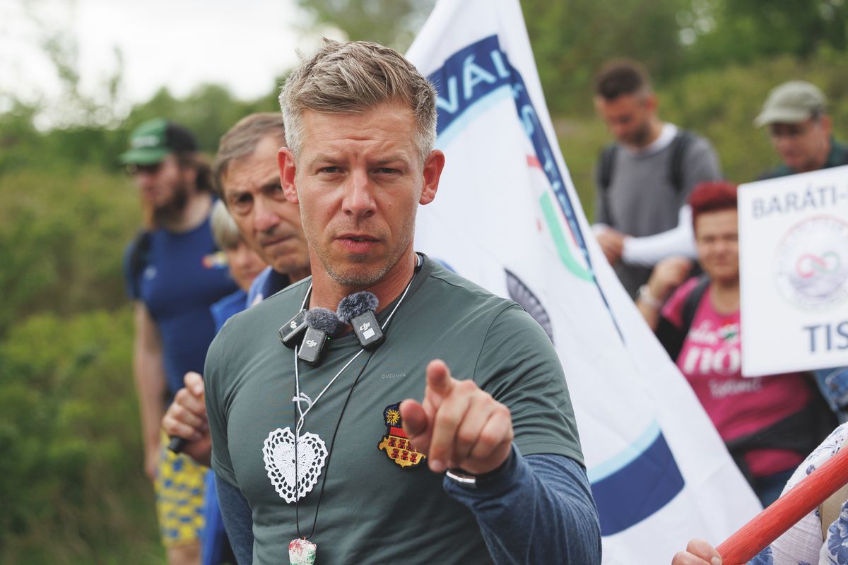 20250520 Ecsegfalva
Magyar Péter, a Tisza Párt elnöke az Egymillió lépés a békéért és a nemzeti összefogásért elnevezésű országjáráson. A menet során mintegy 300 kilométert tesznek meg Nagyváradig, ami az országjárás célállomása lesz.
Fotó: Hatlaczki Balázs HB
MW
A képen: Magyar Péter gyaloglása Ecsegfalva közelében