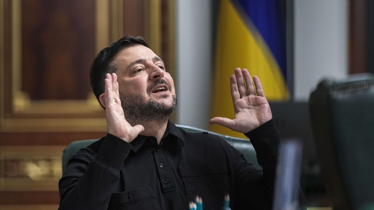 Kijev, 2025. november 3.
Volodimir Zelenszkij ukrán elnök sajtótájékoztatót tart Kijevben 2025. november 3-án. Zelenszkij bejelentette, hogy november végére Ukrajna naponta 600-800 elfogó drónt lesz képes gyártani annak ellenére, hogy a háborúban találatok érték az ukrán fegyvergyártó üzemeket.
MTI/EPA