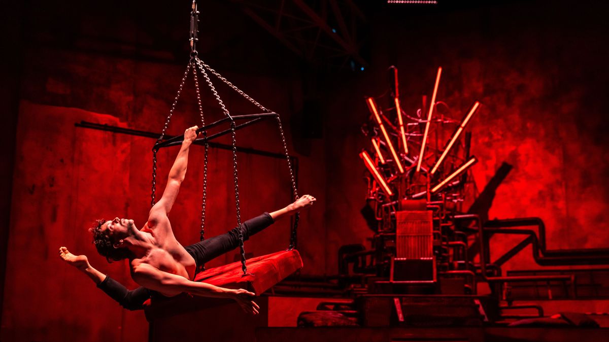 Feltárul a Walk My World univerzuma: a vörös bárban gyilkosság történik