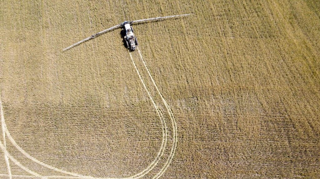 ODESSA, UKRAINE - JUNE 17: An aerial view of a modern agricultural machine in a wheat field in Odessa, Ukraine, on June 17, 2022 as Russian-Ukrainian war continues. While the Ukrainian government and several international leaders seek alternative methods to convey thousands of tons of grain stock from the "blocked" Odessa Port to European countries, Ukrainian farmers seek new ways to market the crops that remain in their warehouses. Despite the fear of attack, people in villages along the battle lines in eastern Ukraine do not leave their wheat fields while the war between Russia and Ukraine continues. Despite the challenges, individuals in the Luhansk and Donetsk regions, in districts under the control of the Ukrainian government, and in settlements that have been targeted by Russian bombings, continue to work in agriculture. Metin Aktas / Anadolu Agency (Photo by Metin Aktas / ANADOLU AGENCY / Anadolu via AFP), Ukrajna