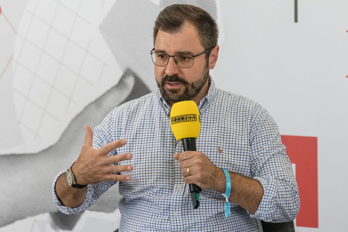 Tihany, 2025. augusztus 29.
Szánthó Miklós, az Alapjogokért Központ főigazgatója a MAGA és MEGA - Új időszámítás a magyar-amerikai kapcsolatokban című beszélgetésen a tihanyi Tranzit fesztiválon 2025.augusztus 29-én.
MTI/Katona Tibor