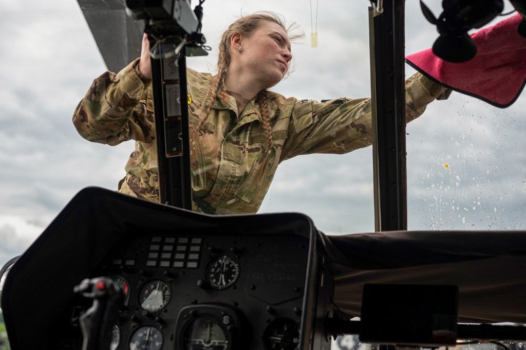 Az ukrán fegyveres erők 28. különálló gépesített dandárjának, a „Téli Hadjárat Lovagjai” egységnek női tagja Ukrajnában