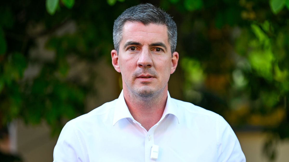 Szob, 2025. április 29.
Kocsis Máté, a Fidesz parlamenti frakcióvezetője sajtótájékoztatót tart a Fidesz és a KDNP országjárása keretében tartott lakossági fórum előtt Szobon 2025. április 29-én.
MTI/Purger Tamás