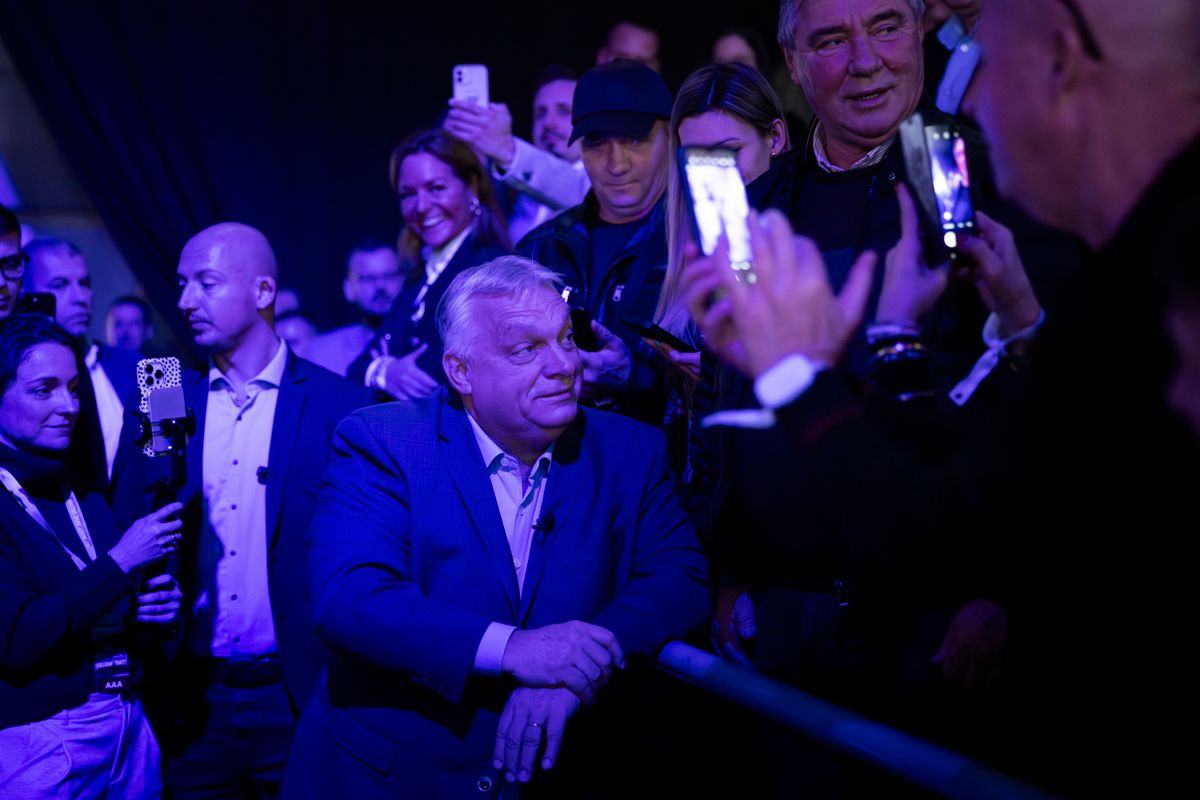 Orbán Viktor miniszterelnök a digitális polgári körök által szervezett háborúellenes gyűlésen Nyíregyházán 2025. november 29-én.