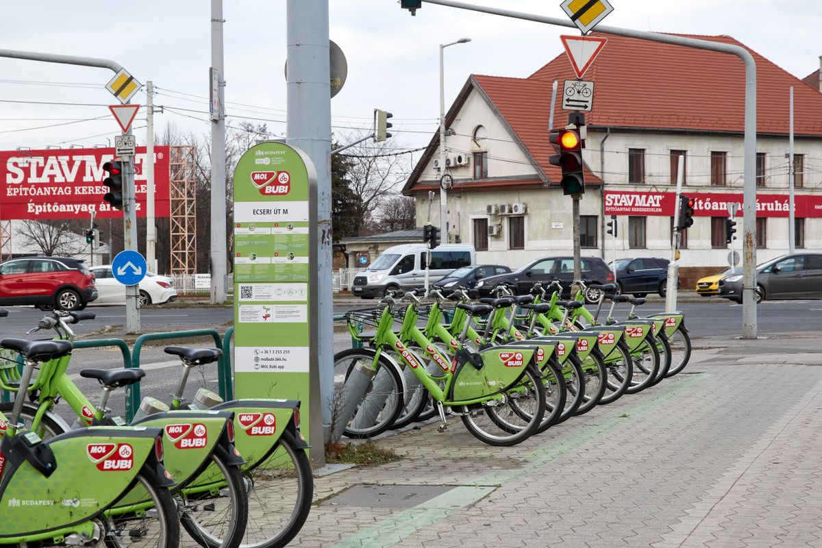 A Mol Bubi budapesti közösségi kerékpármegosztó rendszer példányai várják leendő használóikat az Ecseri úti metróállomásnál kialakított gyűjtőpontnál (Fotó: MTI/Róka László)