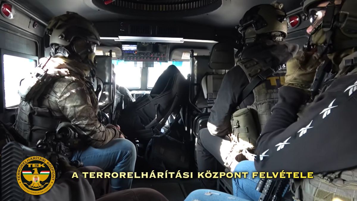 Akciófilmbe illő jelenetek: így vonult ki a TEK a robbanás után + videó