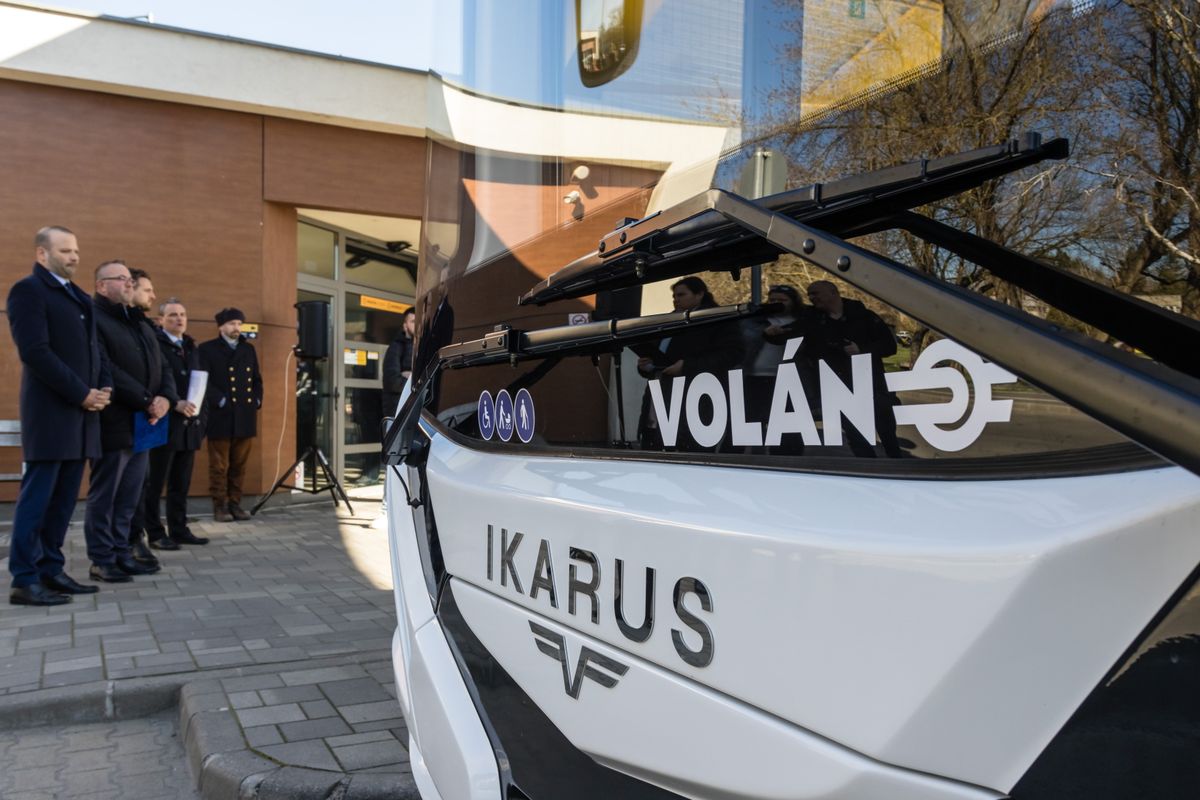 Keszthely, 2025. március 20.
A tisztán elektromos meghajtású Ikarus 120e típusú autóbusz az átadásán a keszthelyi autóbuszállomáson 2025. március 20-án. A HUMDA Magyar Mobilitás-fejlesztési Ügynökség Zrt. zöld busz programjának támogatásával hat városban összesen 20 új elektromos buszt állít forgalomba idén a MÁV-csoport.
MTI/Katona Tibor