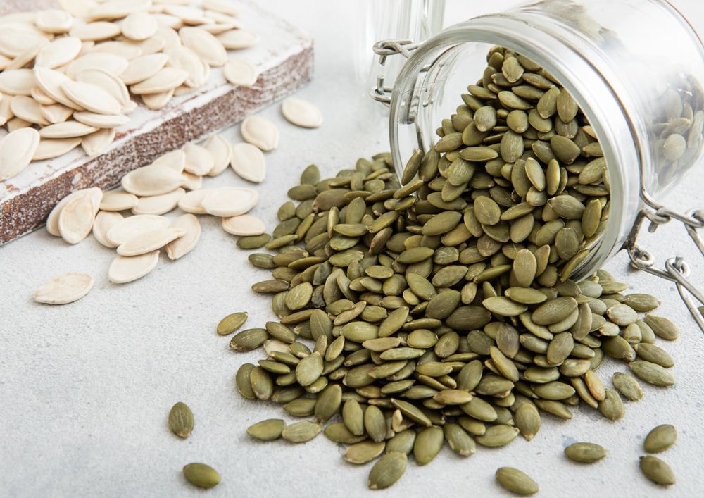 A tökmag olyan antioxidánsokat tartalmaz, mint az E-vitamin és a flavonoidok, amelyek kiegészítik az omega-3-akat, és segítenek csökkenteni a szervezetünkben lévő gyulladást