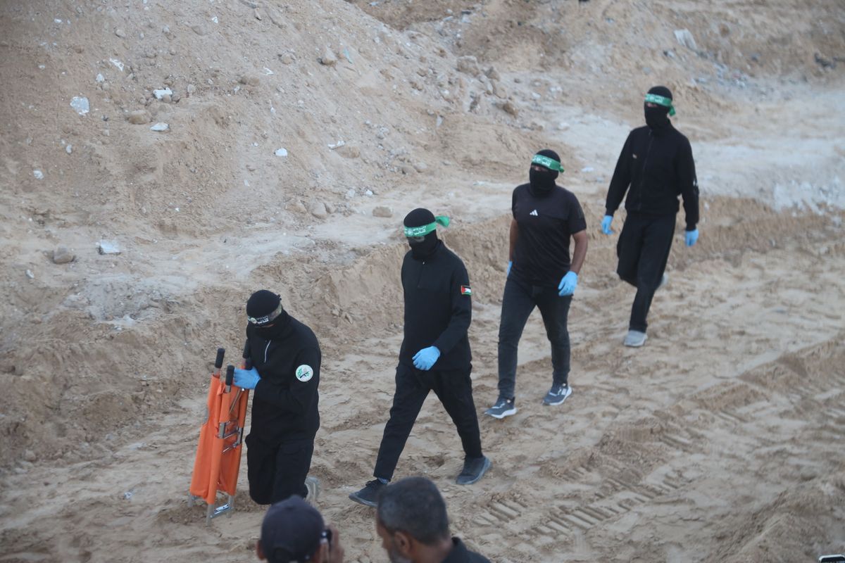 A Hamász palesztin iszlamista szervezet nem izraeli túszok földi maradványait adta át pénteken a Nemzetközi Vöröskereszt Bizottságának