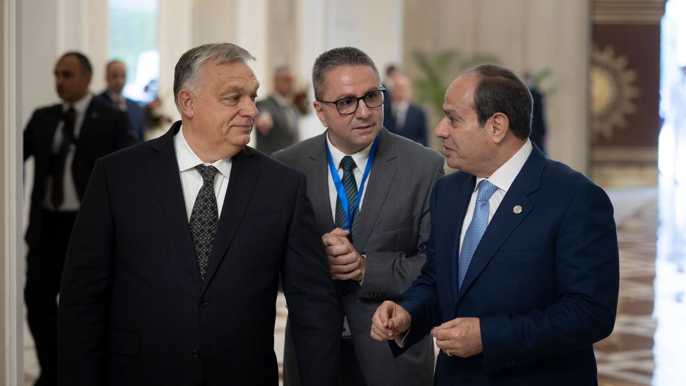 A Miniszterelnöki Kommunikációs Főosztály által közreadott képen Orbán Viktor miniszterelnököt (b) fogadja Abd el-Fattáh esz-Szíszi egyiptomi elnök (j) Kairóban 2025. november 2-án (Fotó: MTI/Miniszterelnöki Kommunikációs Főosztály/Fischer Zoltán)