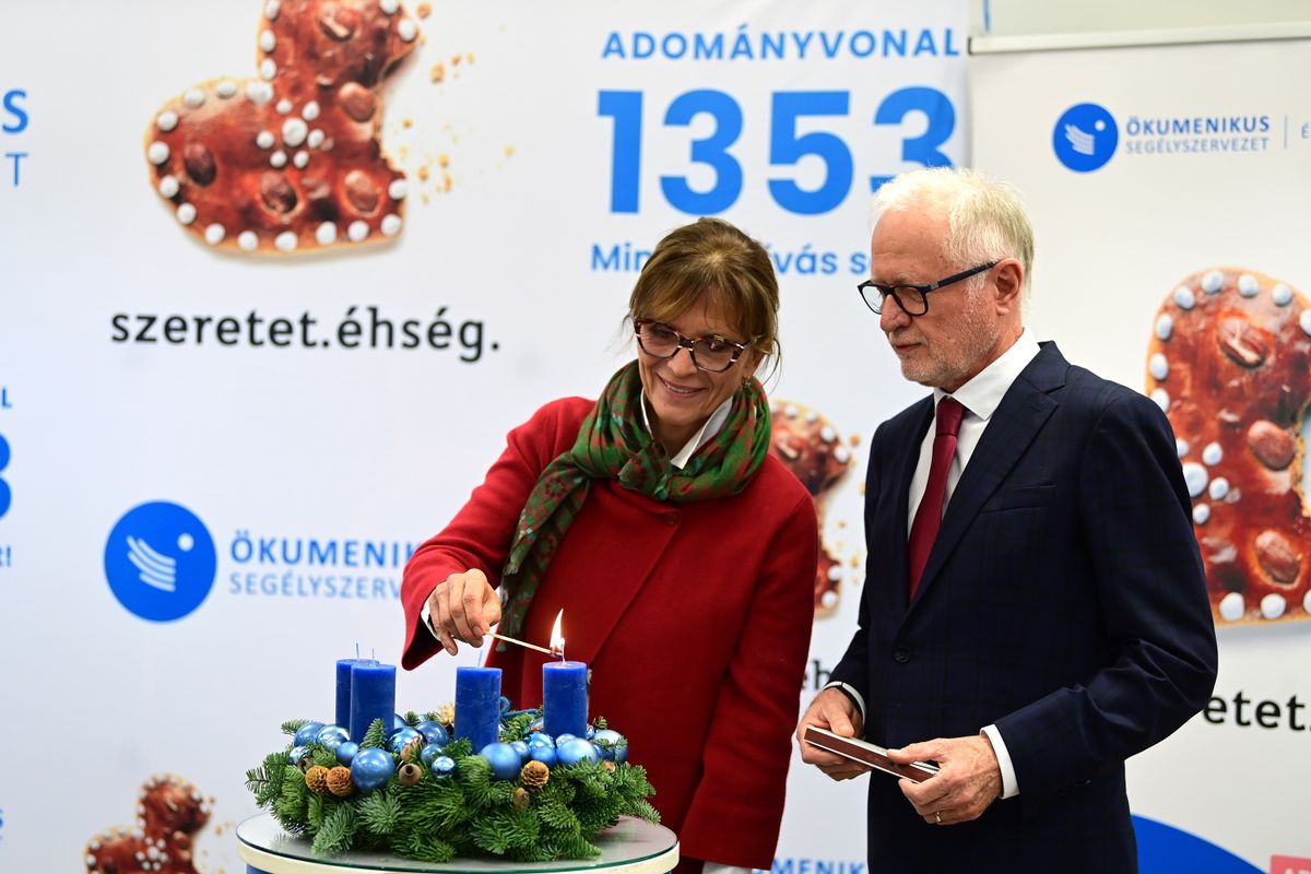 Budapest, 2025. november 30.
Lévai Anikó, az Ökumenikus Segélyszervezet jószolgálati nagykövete, Orbán Viktor miniszterelnök felesége meggyújtja az adventi koszorú első gyertyáját, mellette Lehel László, a segélyszervezet elnök-igazgatója a szervezet adventi országos adománygyűjtő akcióját népszerűsítő sajtótájékoztatón a segélyszervezet budapesti országos koordinációs központjában 2025. november 30-án.
MTI/Kovács Attila