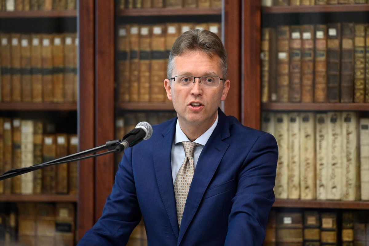 Budapest, 2025. november 3.
Hankó Balázs kulturális és innovációs miniszter beszédet mond a Könyvtári kihívás pályázat díjátadóján az Országos Széchényi Könyvtárban 2025. november 3-án. A pályázaton, amelyre 370 városi és kistelepülési könyvtár nevezett olvasás- és könyvtárnépszerűsítő programokkal, tizennyolc könyvtárat díjaztak a Kárpát-medencéből.
MTI/Bodnár Boglárka