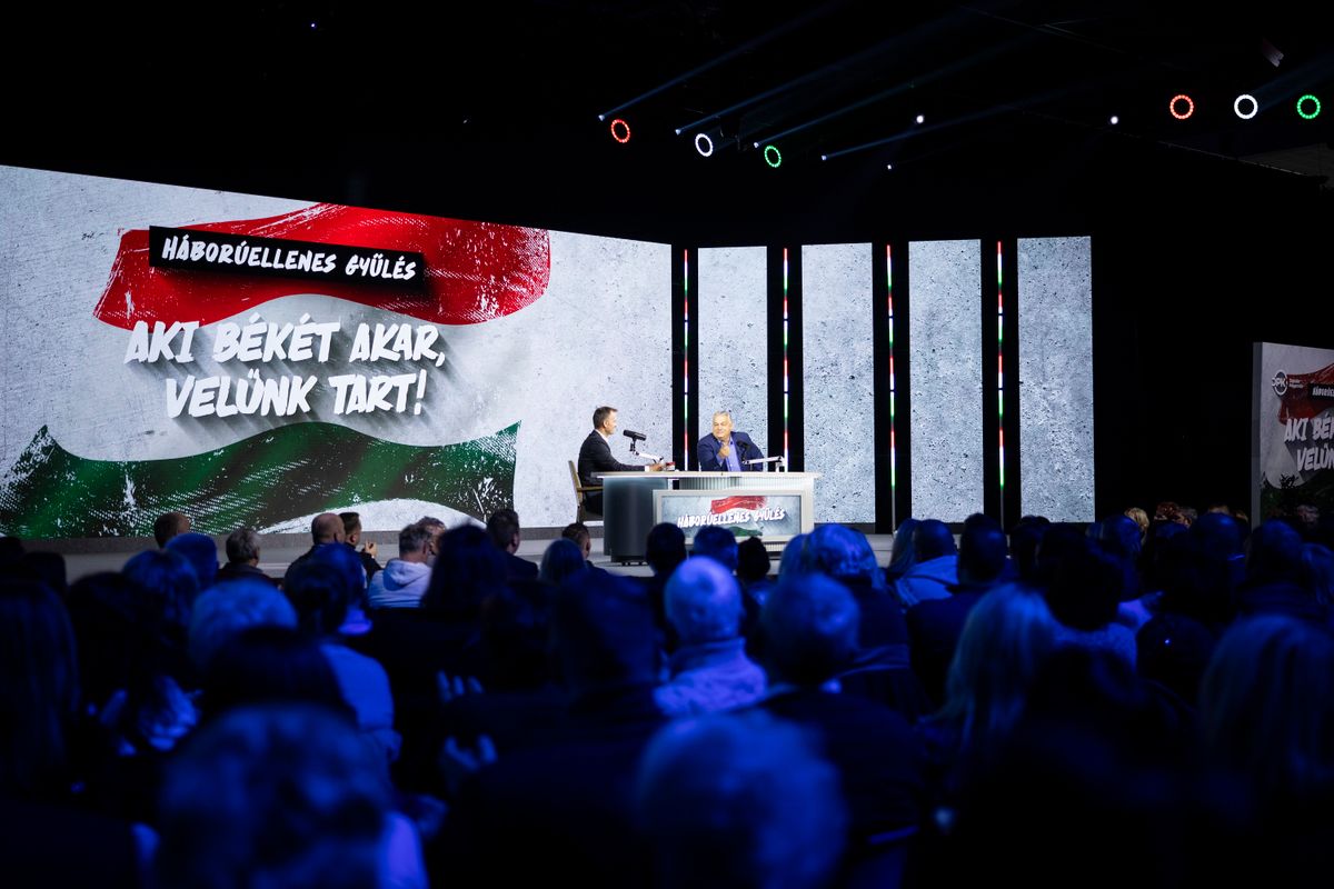 Nyíregyháza, 2025. november 29.
A Miniszterelnöki Kommunikációs Főosztály által közreadott képen Orbán Viktor miniszterelnök (j) a színpadon a digitális polgári körök által szervezett háborúellenes gyűlésen Nyíregyházán 2025. november 29-én. Mellette Tarczy Gyula, a Nyíregyházi Televízió főszerkesztője, moderátor.
MTI/Miniszterelnöki Kommunikációs Főosztály/Fischer Zoltán