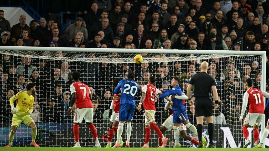 A pontrúgások mesterét, az Arsenalt éppen egy rögzített helyzet után mattolták. (Fotó: JUSTIN TALLIS / AFP)