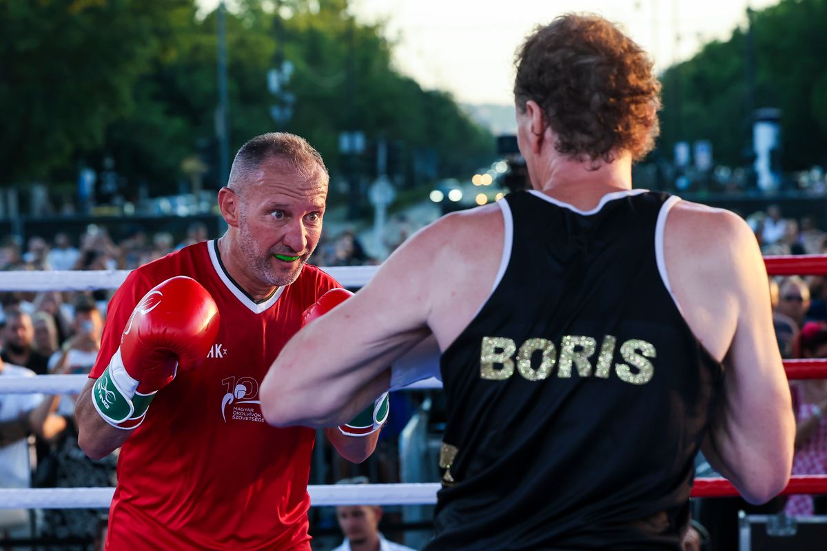 Kovács „Kokó” István (pirosban) a World Boxing elnöke, Boris van der Vorst ellen lépett szorítóba a hazai szövetség augusztusi, budapesti gáláján