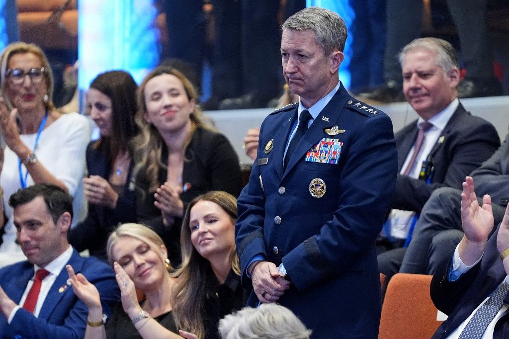 Dan Caine tábornokot, az Egyesített Vezérkari Főnökök Bizottságának elnökét köszöntik, miközben Donald Trump amerikai elnök beszédet mond az izraeli parlamentben, a Knesszetben, Jeruzsálemben 2025. október 13-án
