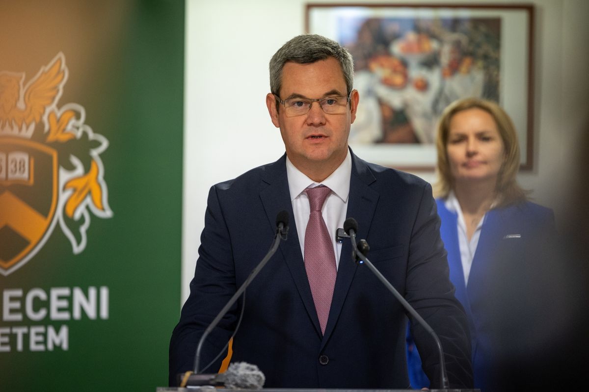 Debrecen, 2025. november 19.
Takács Péter, a Belügyminisztérium egészségügyi államtitkára beszédet mond a Debreceni Egyetem klinikája új MR-berendezésének bemutatóján 2025. november 19-én.
MTI/Erdős József