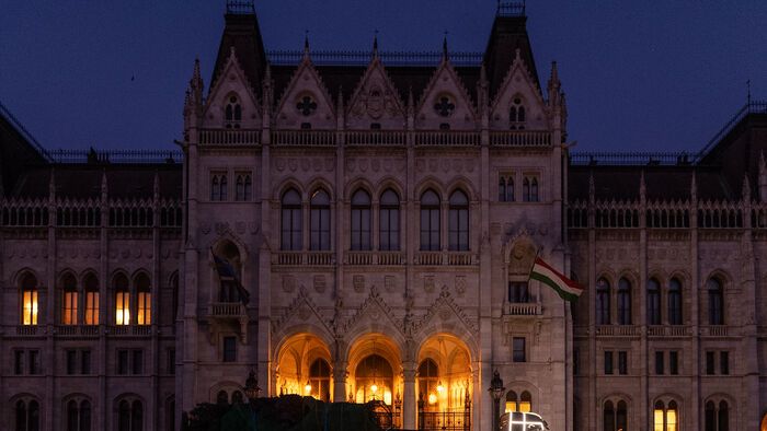 Budapest, 2025. november 24. Az ország karácsonyfája megérkezik az Országház előtti Kossuth térre 2025. november 24-én. A 31 felajánlás közül az Országgyűlés Hivatala az ibrányi, hozzávetőleg 23 méter magas 40 esztendős ezüstfenyőt talált a legszebbnek. 