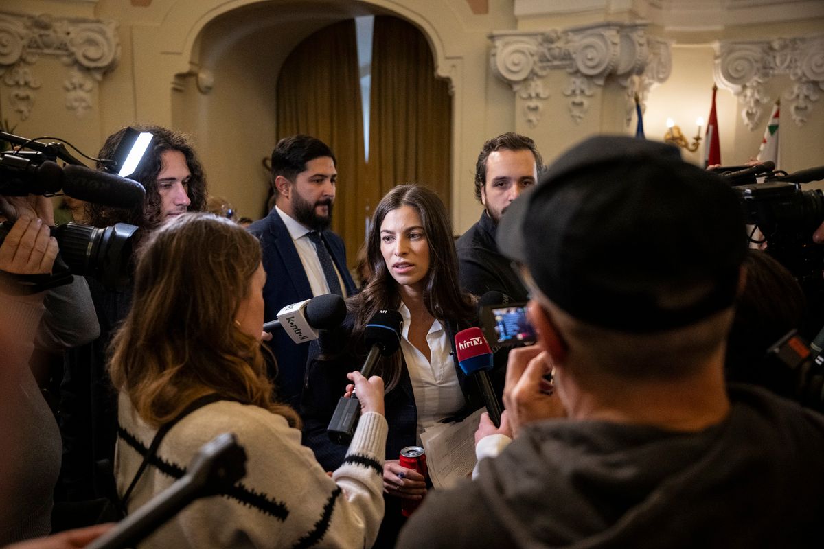 Budapest, 2025. október 29.
Szentkirályi Alexandra, a Fidesz-KDNP frakcióvezetője nyilatkozik a sajtó képviselőinek a Fővárosi Közgyűlés ülése előtt a Városháza dísztermében 2025. október 29-én.
MTI/Szigetváry Zsolt