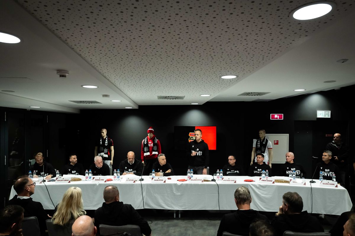 Szijjártó Péter beszéde közben Budapest Honvéd rendezvényén 2025. november 10-én