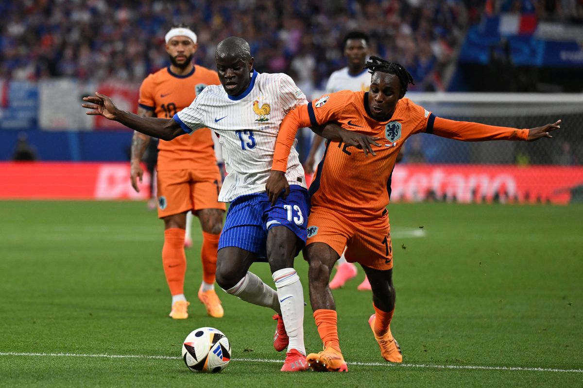 21 June 2024, Saxony, Leipzig: Soccer, UEFA Euro 2024, European Championship, Netherlands - France, preliminary round, Group D, matchday 2, Leipzig Stadion, France's N'Golo Kanté (l) and Jeremie Frimpong of the Netherlands fight for the ball. Photo: Hendrik Schmidt/dpa