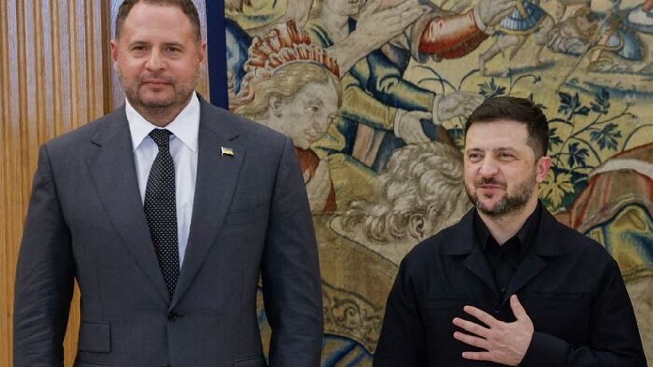 Ukrainian President Zelensky (r) and his chief of staff Andriy Yermak (l) during their meeting at the Zarzuela Palace in Madrid on November 18, 2025. (Photo: Oscar DEL POZO / AFP)