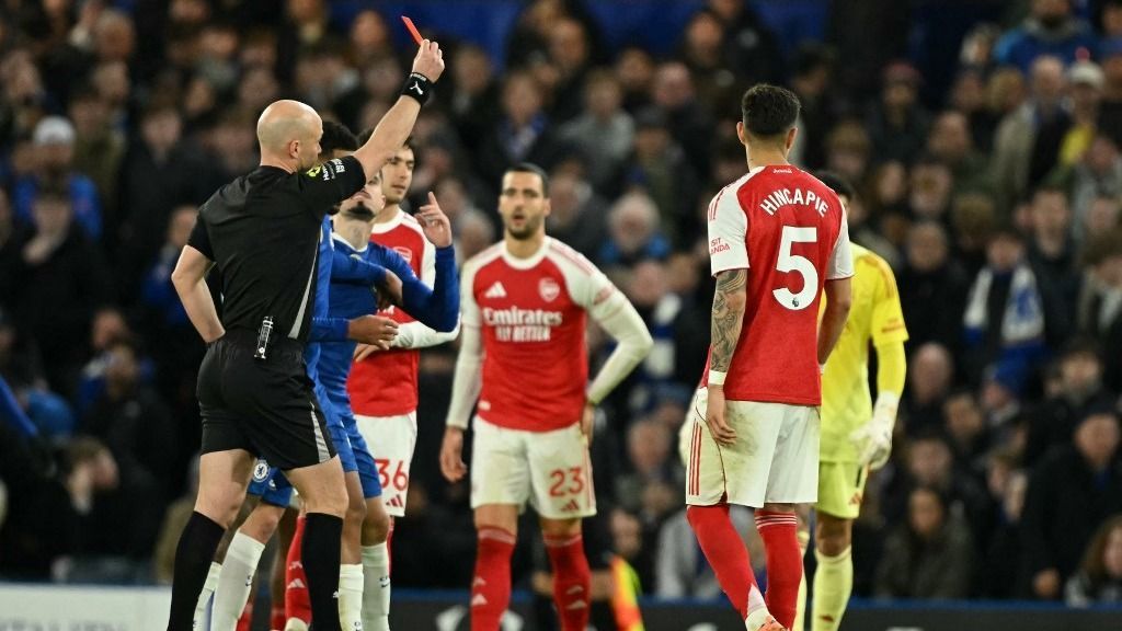 Meggondolta magát Anthony Taylor. (Fotó: JUSTIN TALLIS / AFP)